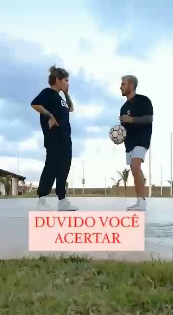 Guy teaches freestyle to girl ⚽️
